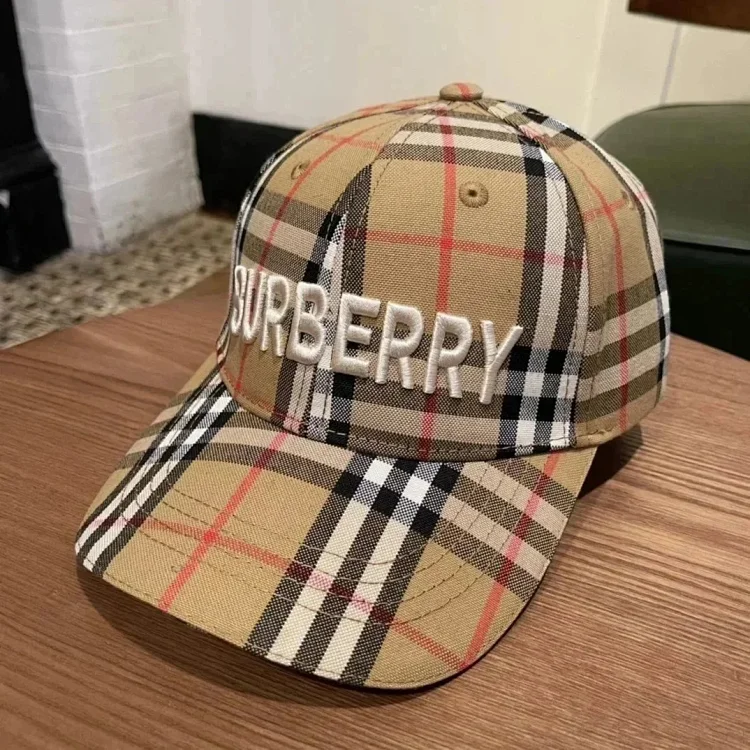 LV/Burberry /CORTEI